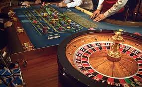 Kartu Teen Patti dengan peringkat tangan ditampilkan di layar